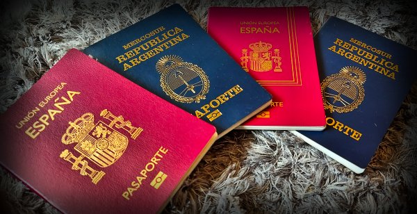Pasaportes españoles y argentinos